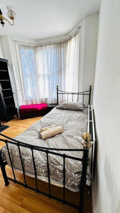 3 Bed House East London Home エクステリア 写真