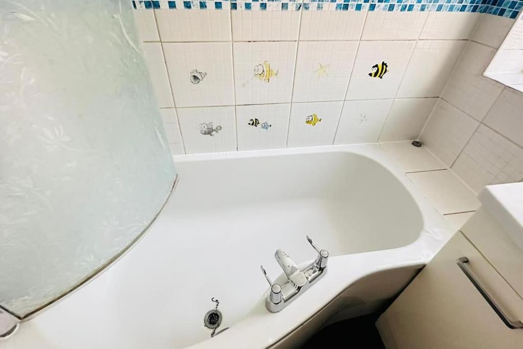 3 Bed House East London Home エクステリア 写真