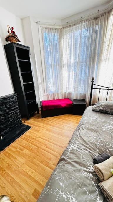 3 Bed House East London Home エクステリア 写真