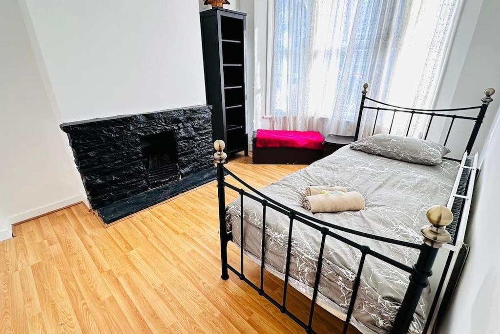 3 Bed House East London Home エクステリア 写真